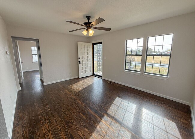 Foto del edificio - $500 OFF FIRST MONTHS RENT | Charming 3-Bed Near OU.