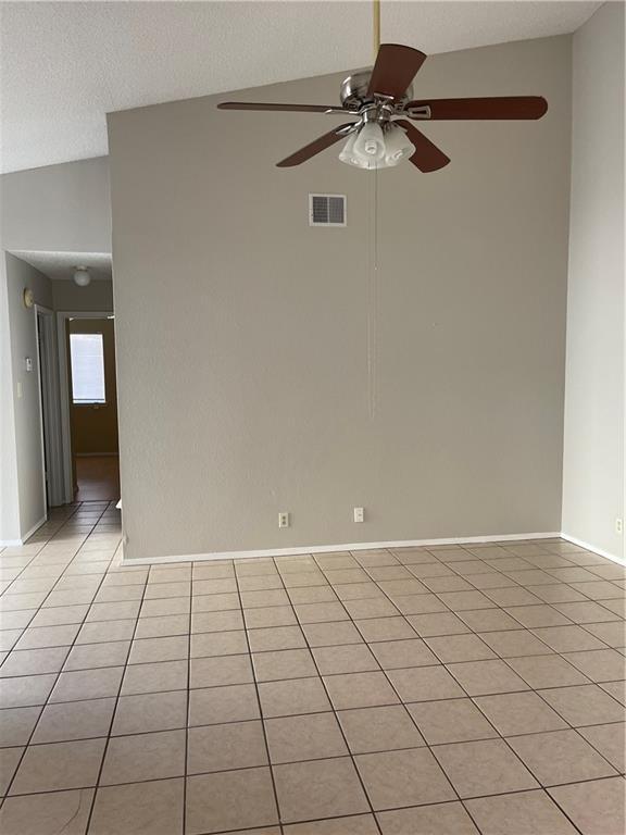 Building Photo - 8704 Pineridge Dr