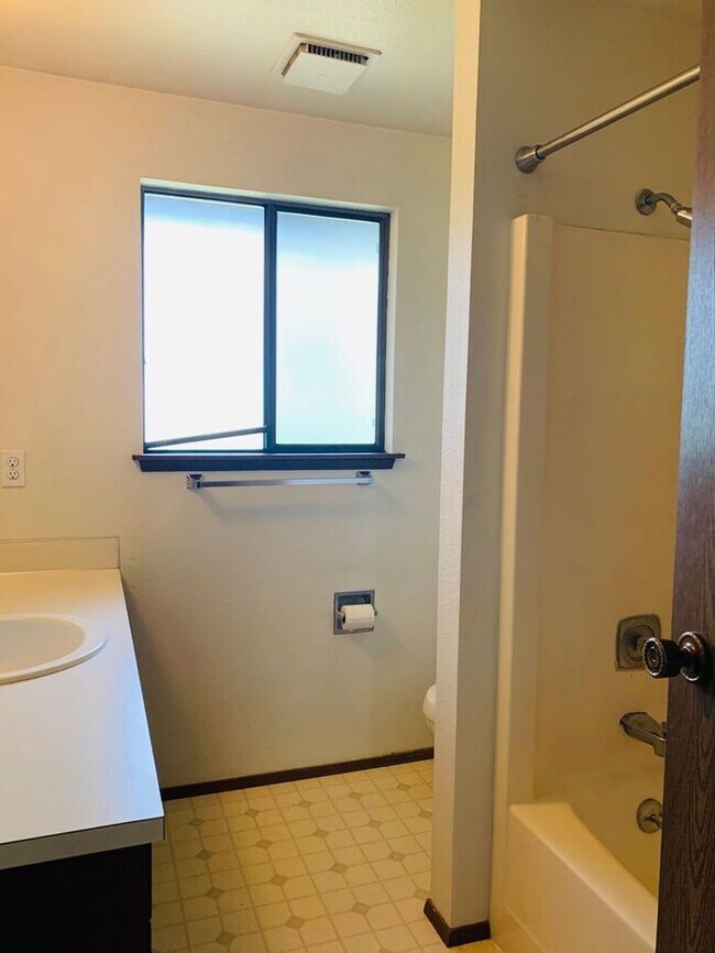 Foto del edificio - Nice 2 Bedroom Duplex in Edgewood!
