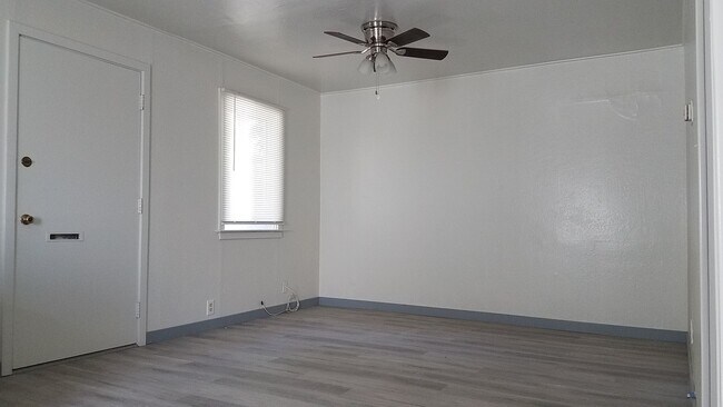 Living room - 2462 Rock St