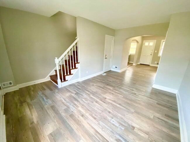 Building Photo - Updated 2-Bedroom Bayview Home - Walk to H...