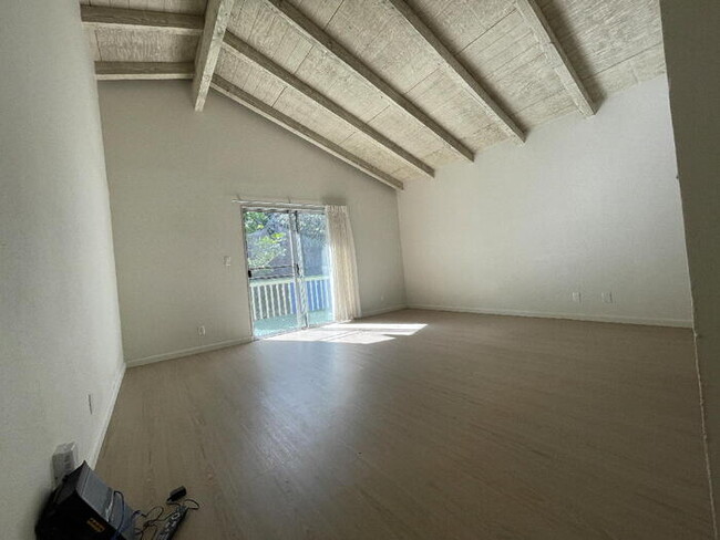 Building Photo - KEALAHOU ST 3/2/2, W/D, storage, patio, ya...