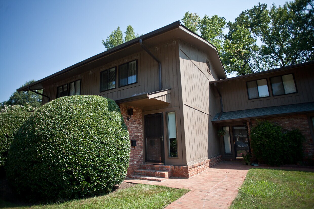 Primary Photo - Cute 2-bedroom townhome in The Oaks!