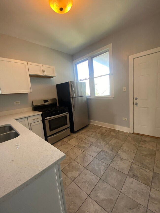 Building Photo - 851 N Mozart St