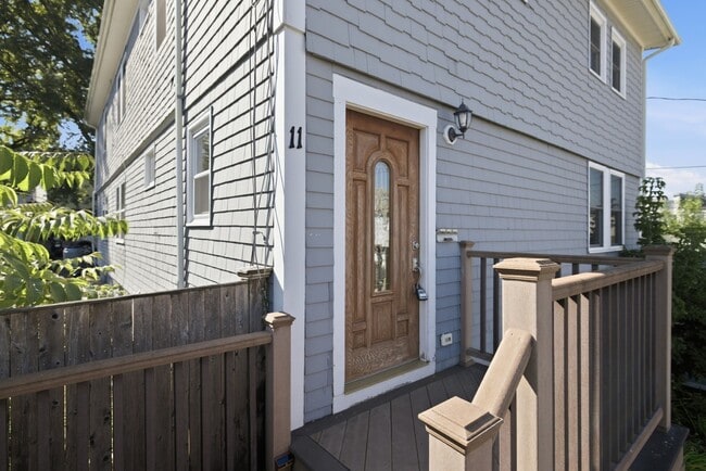 Building Photo - 11 Hicks Ave