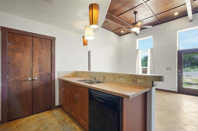Building Photo - 658 Maple Ln