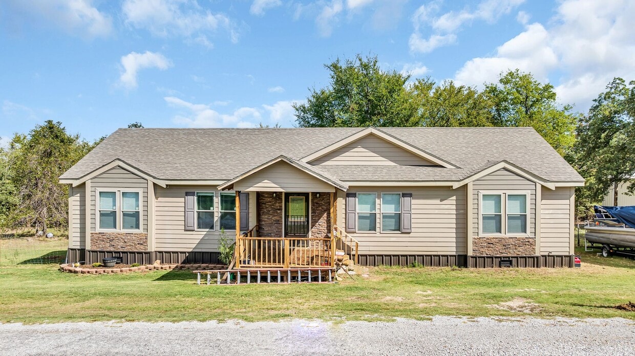 Primary Photo - Lake Home Awaits!