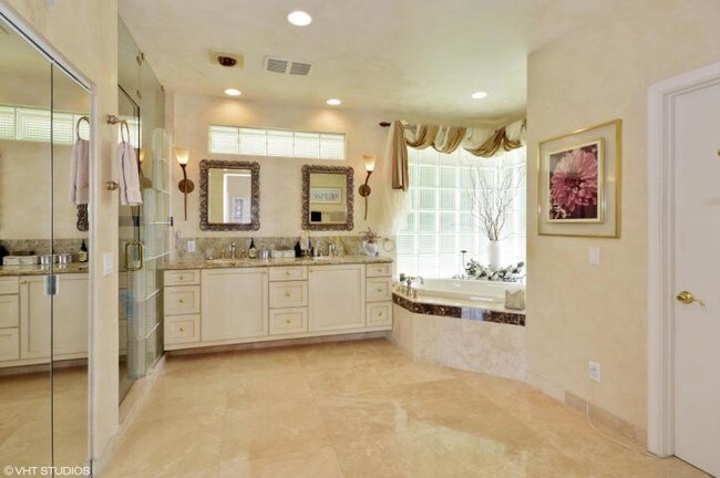 Foto del edificio - 8295 Twin Lake Dr