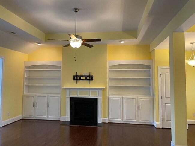 Foto del edificio - Beautiful 3 bedroom/2 bath home with sunroom and finished room over garage!