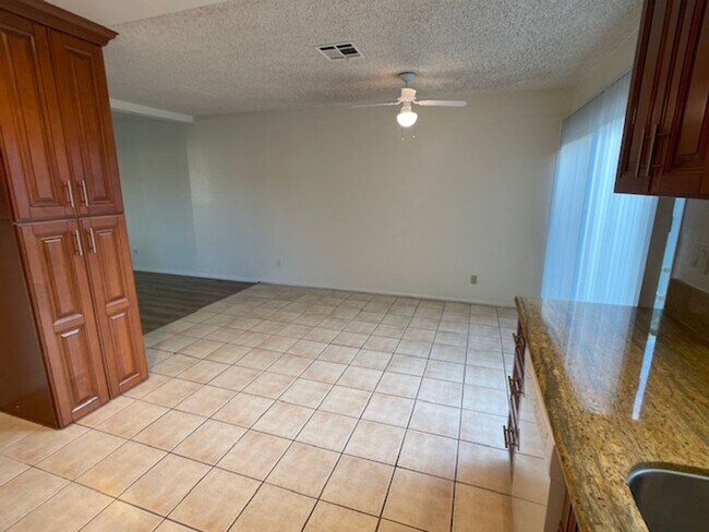 Foto del edificio - Moorpark 3 bed 2.5 bath Townhome close to Moorpark College