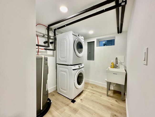 Foto del edificio - 6540 Windham Ave