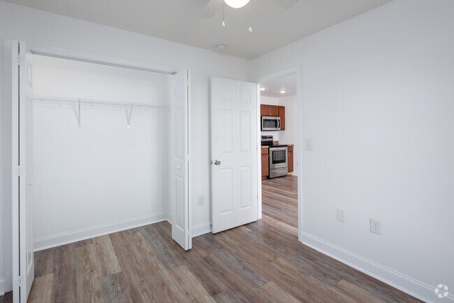 Dormitorio 1 con armario y cocina. - 1200 Hemingway Chapel Rd