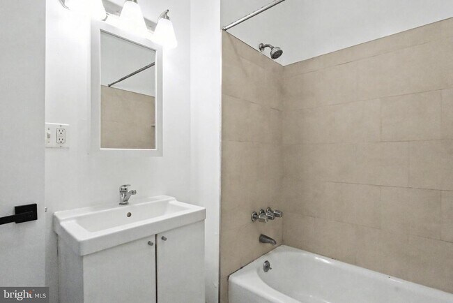 Foto del edificio - 1117 W Main St