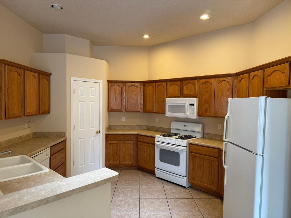 Foto principal - 9909 Geneva Dr NW