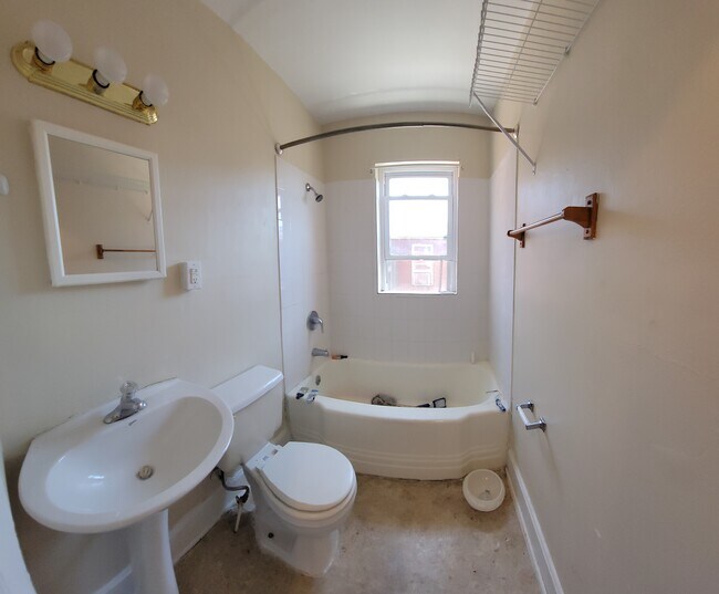 Baño - 61 E Franklin St