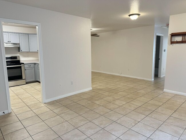 Building Photo - 975 S 250 W St