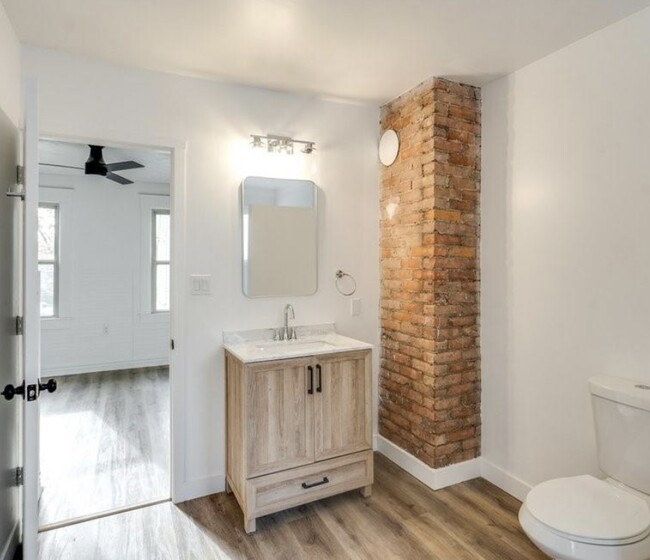 1 full bathroom - 3317 W 41st St