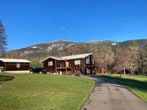 Building Photo - 498 NW Scenic Dr