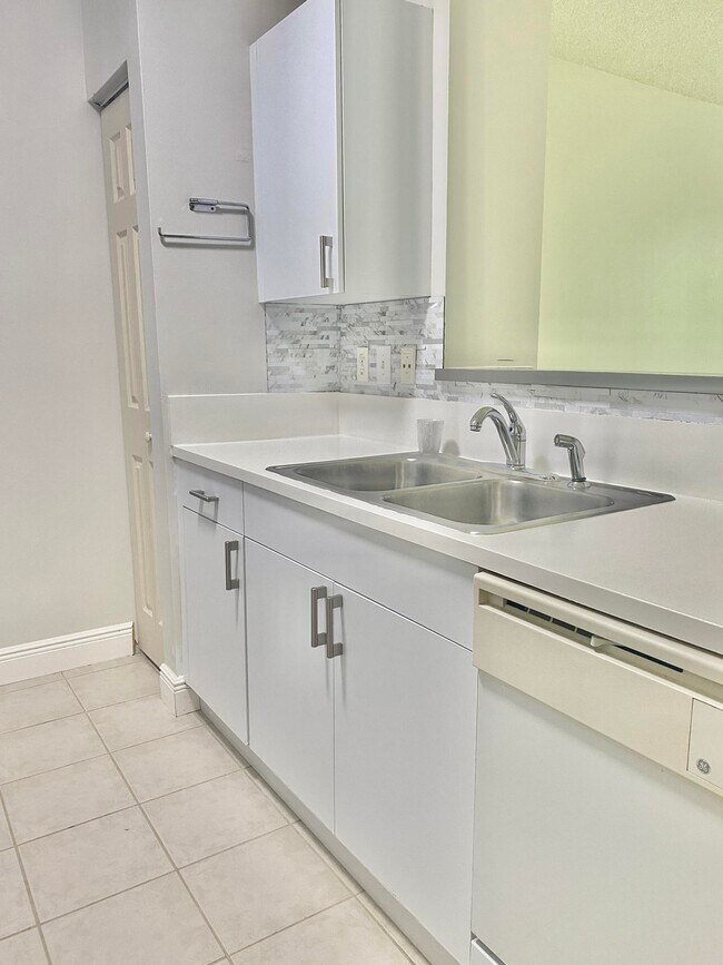 Building Photo - 630 S Sapodilla Ave