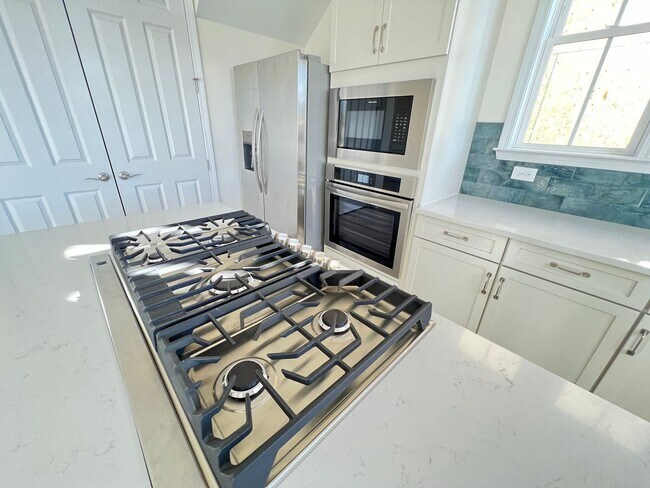 Foto del edificio - Luxury 2BR Townhome in Market Common | Walkable + Pool | Available Now