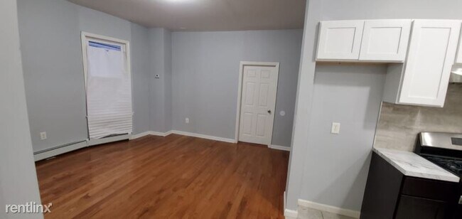Building Photo - 3 br, 1 bath Townhome - 353 S 11th St
