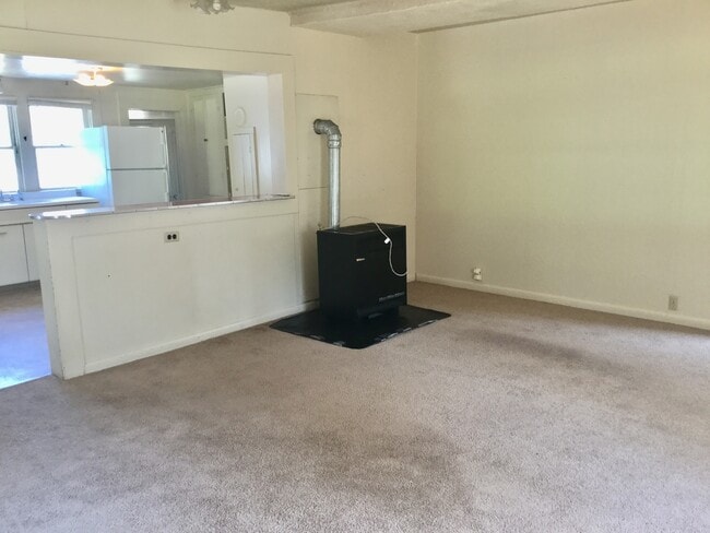 Building Photo - Home on Two Acres with Pets Considered