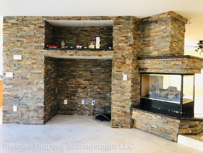 Building Photo - 10957 Royal Highlands St