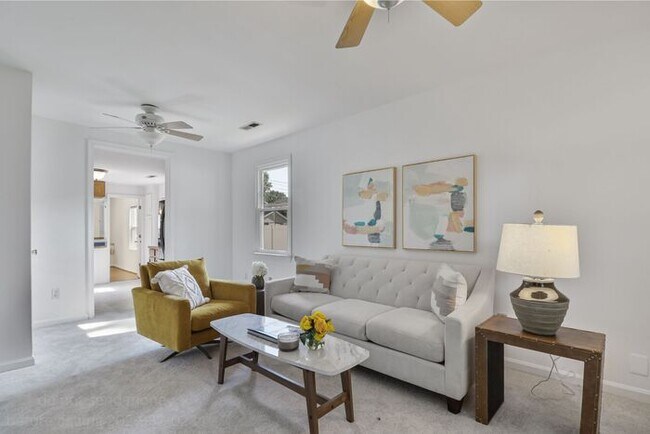 Building Photo - Charming 3 Bed 1 Bath Home Available Immed...