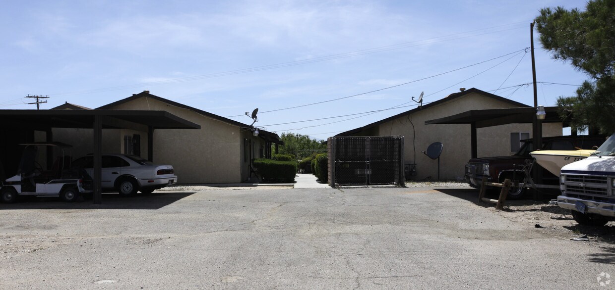Building Photo - 15862 Green Hill Dr