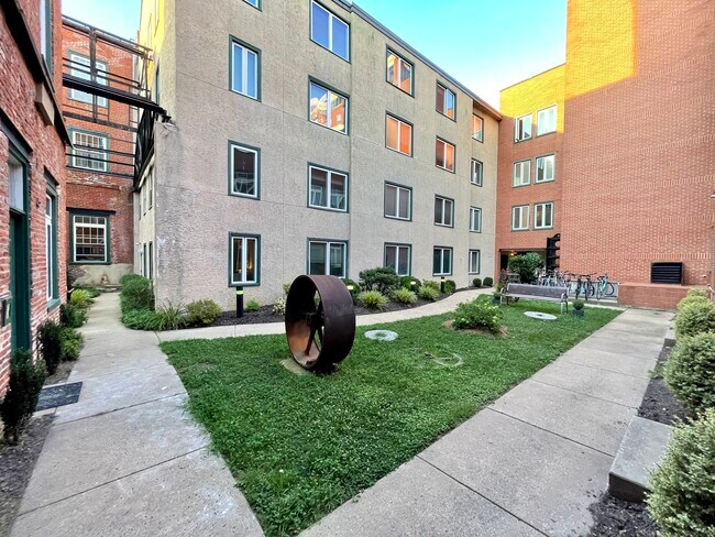 Building Photo - 136 N Bread St