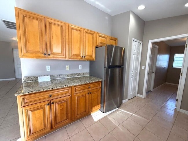Building Photo - Spacious 3 Bed / 2 Bath Home with Large Ba...