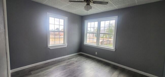 Foto del edificio - Large 3 Bed 1 bath