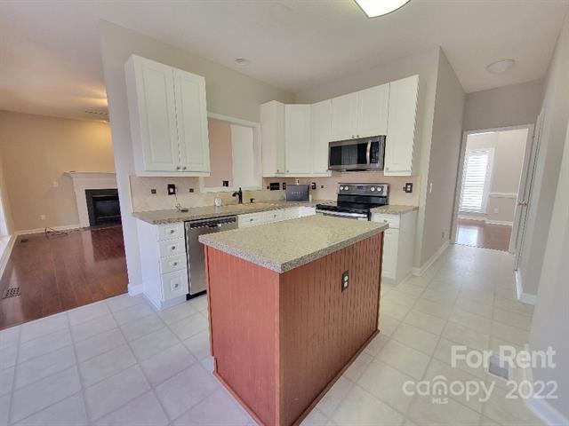 Building Photo - 1533 Hawthorne Dr