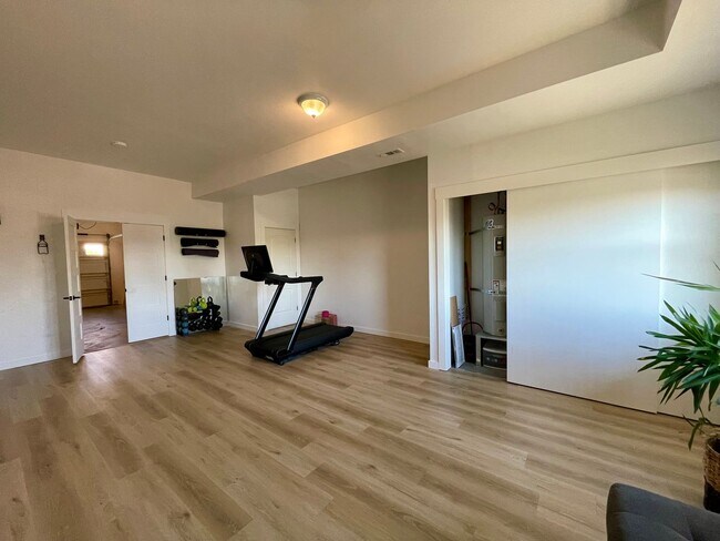 Building Photo - Spacious 2 Bed 2.5 Bath + Bonus Room Townh...