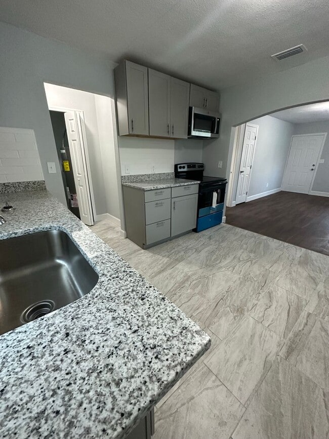 Foto del edificio - Renovated 3/2 Single Family home- Availabl...