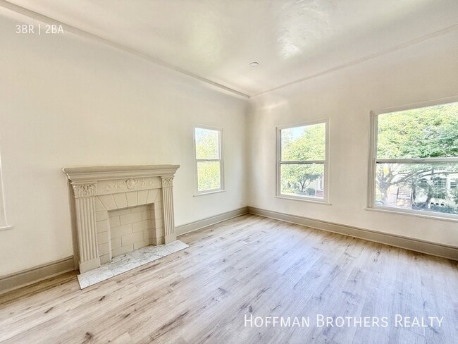 Building Photo - 321 S Reeves Dr