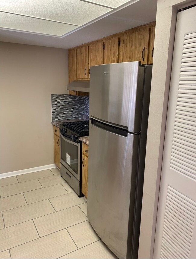 Building Photo - Upgraded 1 Bedroom Top Floor Unit in Winte...