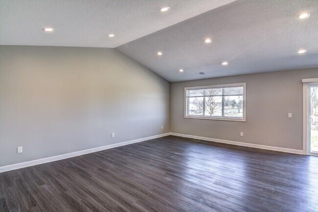 Foto del edificio - 3 Bedroom Town Home, Association Maintaine...