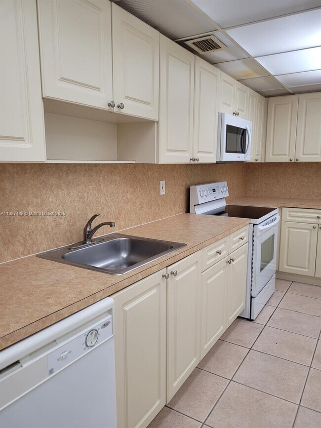 Foto del edificio - 7000 NW 186th St