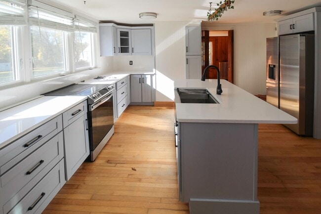 Foto del edificio - Beautiful 3-Bedroom Colonial on 1.3 Acres ...