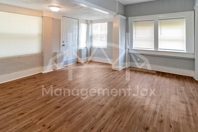 Foto del edificio - 1044 W 28th St