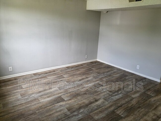 Building Photo - 3604 Willow Creek Ct