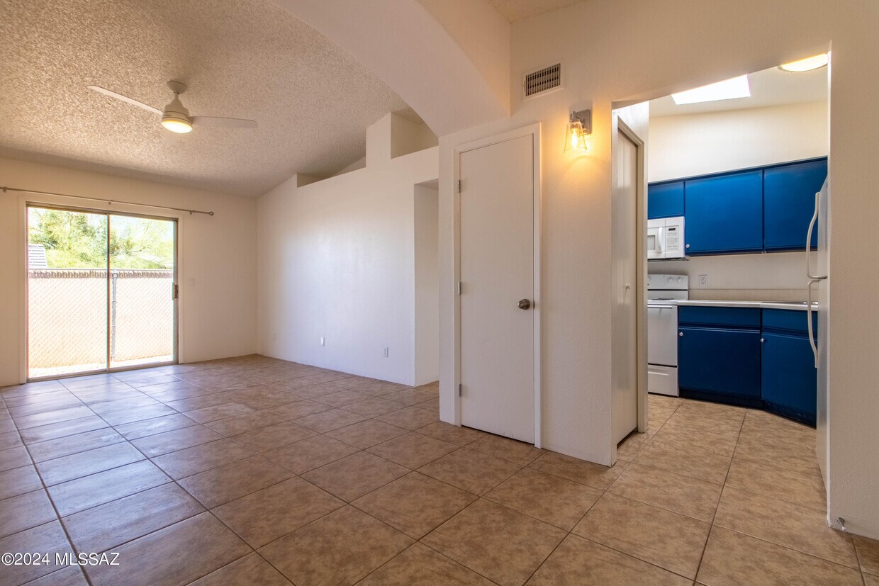 Primary Photo - 2121 N Calle Chico