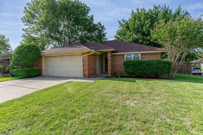 Building Photo - Spacious 3BD Corner Lot Home Surrounded by...