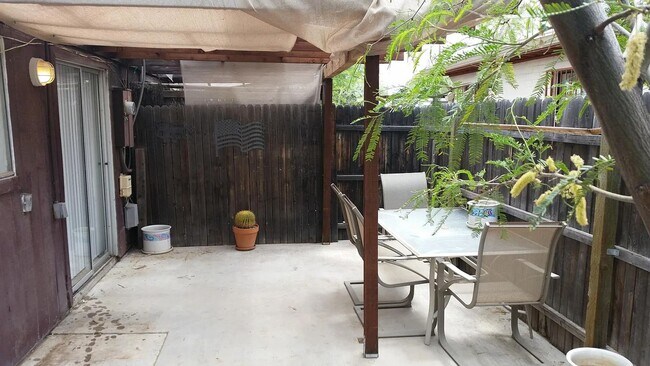 Foto del edificio - 2124 N Bell Ave