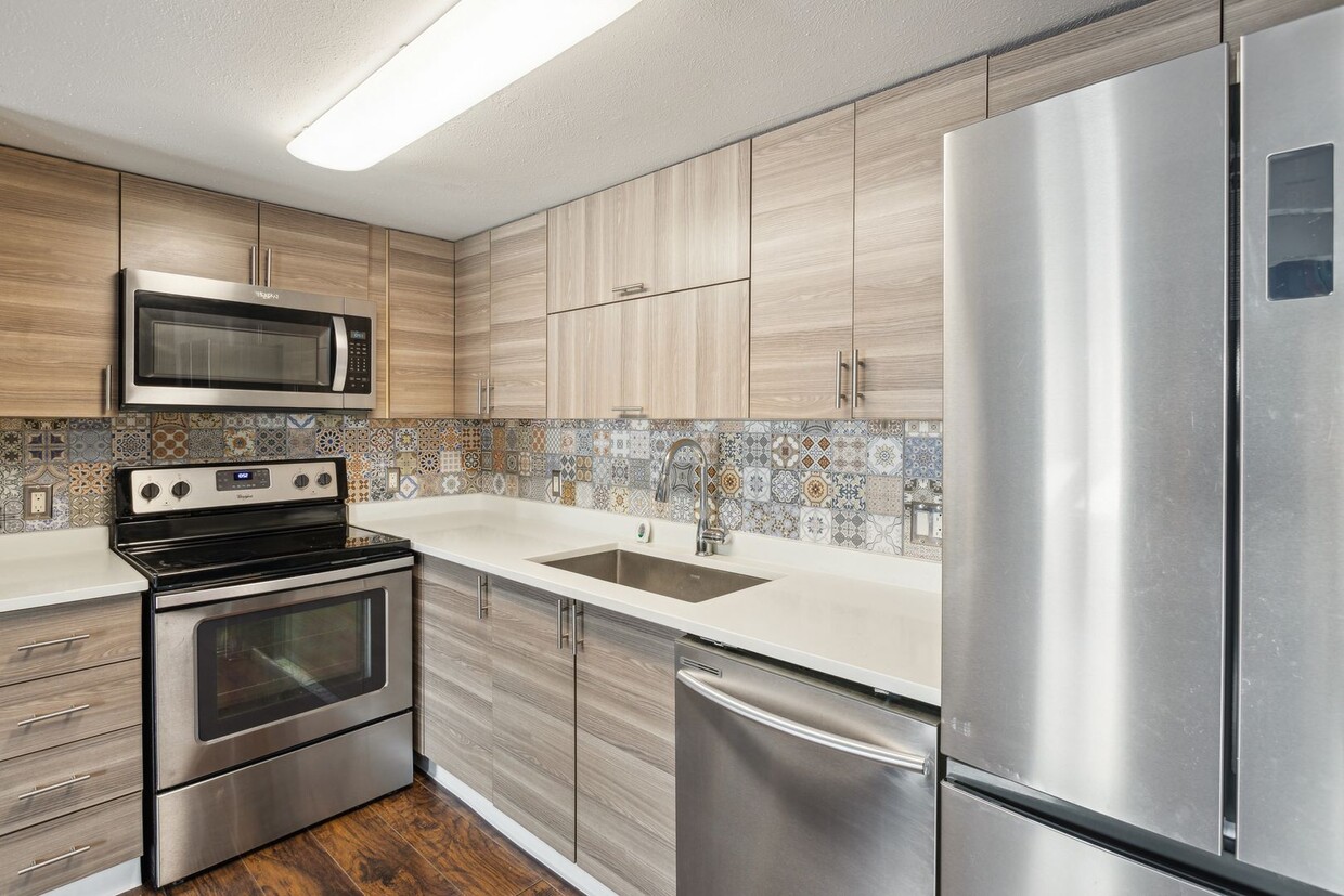 Foto principal - Stunningly Updated 1bed 1bath Townhome wit...