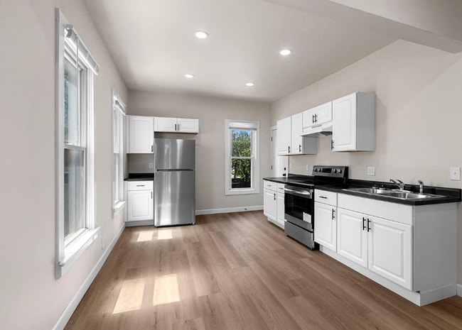 Building Photo - 4 Bedroom Single Family Home Available - G...