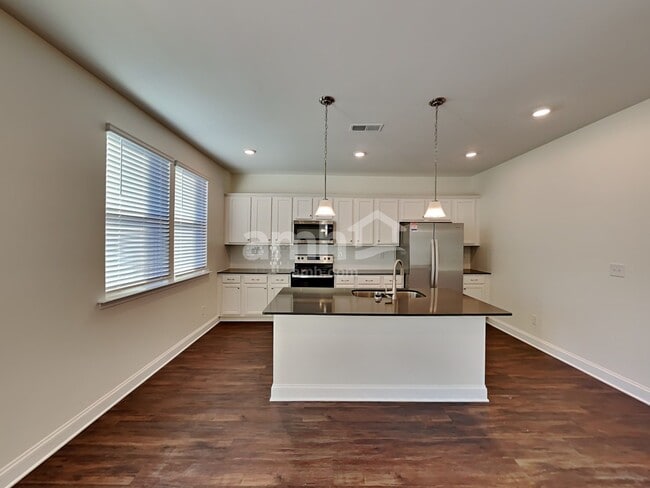 Building Photo - 572 Rivermist Dr