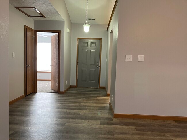 Building Photo - 5690 Bluegrass Cir