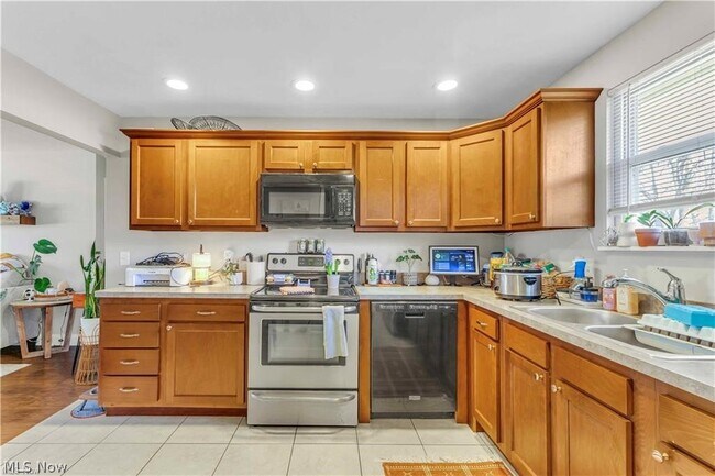 Foto del edificio - 2587 Jaycox Rd